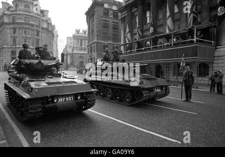 Die Feldgeschütze, die während der Falklands-Kampagne verwendet wurden, rumpeln heute früh am Mansion House in London vorbei, während der Proben für die Falklands Parade durch die Stadt am Dienstag. Stockfoto