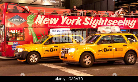 New York-Sightseeing-Bus und gelben Taxis, Times Square, 42nd Street, New York City, New York, USA Stockfoto