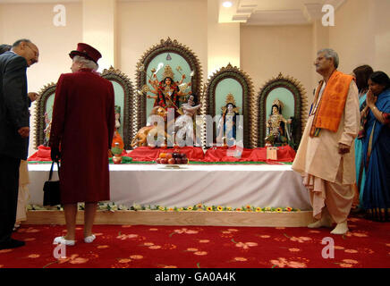 Die britische Königin Elizabeth II. Kommt heute zu einem Besuch in einem neuen Hindu-Tempel in Bradford. Stockfoto