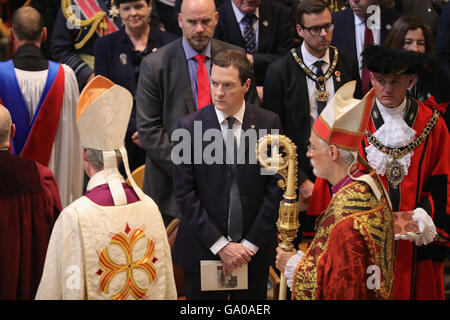 Der Schatzkanzler George Osborne (Mitte) besucht einen Service in Manchester Kathedrale zum Gedenken an den 100. Jahrestag der Schlacht an der Somme. Stockfoto