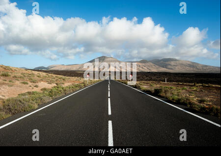 Straße durch den Nationalpark Parque Nacional de Timanfaya, Lava, Vulkane, Lanzarote, Kanarische Inseln, Spanien, Europa Stockfoto