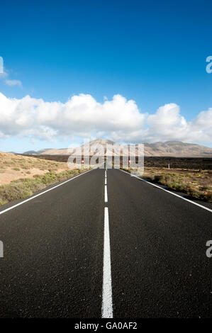 Straße durch den Nationalpark Parque Nacional de Timanfaya, Lava, Vulkane, Lanzarote, Kanarische Inseln, Spanien, Europa Stockfoto