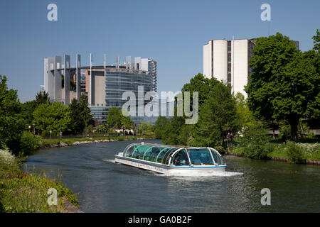 Kreuzfahrt auf dem Fluss Ill, Europäische Parlament, Straßburg, Elsass, Frankreich, Europa Stockfoto