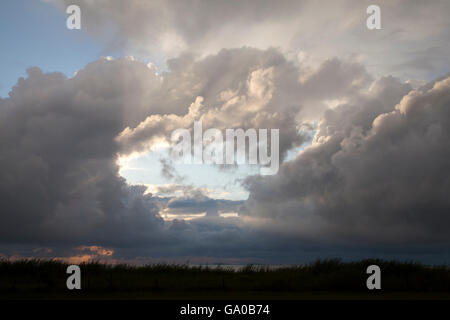 Dunkle Wolken über der Küste Hamburger Nationalpark Wattenmeer, UNESCO-Weltkulturerbe, Niedersachsen, Cuxhaven, PublicGround Stockfoto