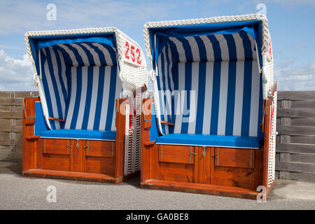 Überdachten Korbsessel Strand an der Promenade, Cuxhaven, Nordsee, Niedersachsen Stockfoto