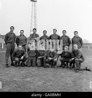 Das schottische Team trifft England. Hintere Reihe, von links nach rechts W.McRae (Trainer) Hamilton (Dundee) Brown (Spurs) Crerand (Manchester United) McNeill, Captain (Celtic) Greig (Rangers) McCreadie (Chelsea) Front Row St. John (Liverpool) Henderson (Rangers) Collins (Leeds) Bremer (Leeds) Law (Manchester United) und Wilson (Rangers) Stockfoto