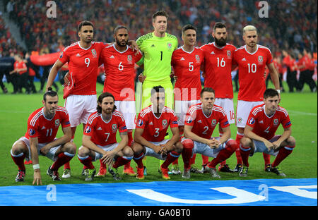 Wales-Spieler stellen für ein Team-Foto vor dem Anpfiff während der UEFA Euro 2016, Viertel-Finale in Stade Pierre Mauroy, Lille. Stockfoto