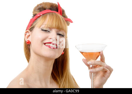 Porträt von einem hübschen Mädchen im 60er Jahre Stil, mit einem Glas Rosé auf weiß Stockfoto