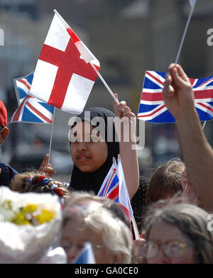 Ein einheimisches Mädchen wartet heute auf die Ankunft der britischen Königin Elizabeth II. Auf dem St. George's Square in Huddersfield. Stockfoto