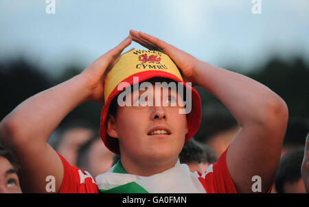 Walisischen Fans beobachten die Wales V Belgien Spiel bei Coopers Bereich Fanzone, Cardiff. Stockfoto