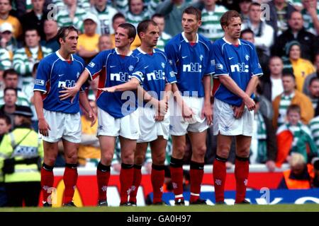 (L-R) die Rangers-Mauer bereitet sich darauf vor, einen Freistoß zu verteidigen: Fernando Ricksen, Barry Ferguson, Ronald de Boer, Tore Andre Flo, Bert Konterman Stockfoto