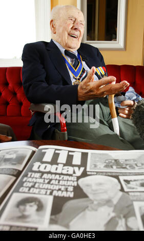 Der älteste Veteran der Royal Navy in Großbritannien, Henry Allingham, feiert seinen 111. Geburtstag bei einem besonderen Ereignis im HMS Victory in Portsmouth. Stockfoto