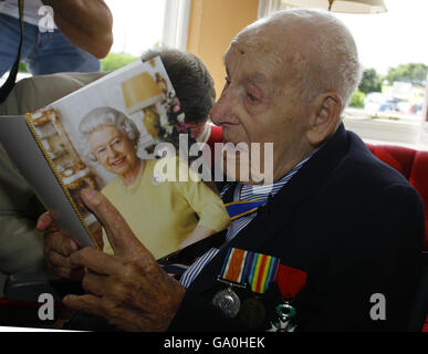 Kriegsveteran feiert 111. Geburtstag Stockfoto