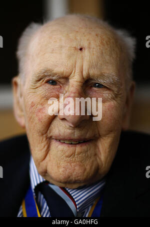 Der älteste Veteran der Royal Navy in Großbritannien, Henry Allingham, feiert seinen 111. Geburtstag bei einem besonderen Ereignis im HMS Victory in Portsmouth. Stockfoto