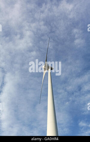 Abstrakte Ansicht der Windturbine, die alternative Energiegewinnung Stockfoto