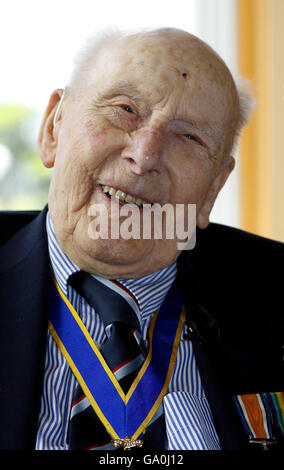 Der älteste Veteran der Royal Navy in Großbritannien, Henry Allingham, feiert seinen 111. Geburtstag bei einem besonderen Ereignis im HMS Victory in Portsmouth. Stockfoto