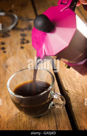 Espresso Kaffee mit Mokka Maschine zu Hause gemacht Stockfoto