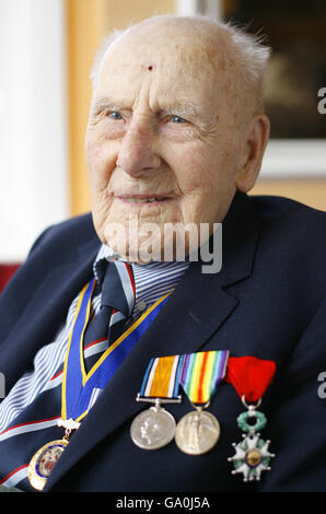 Der älteste Veteran der Royal Navy in Großbritannien, Henry Allingham, feiert seinen 111. Geburtstag bei einem besonderen Ereignis im HMS Victory in Portsmouth. Stockfoto