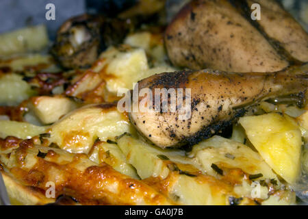 Gegrillte Hähnchenschenkel mit Pommes Frites und Gemüse Stockfoto