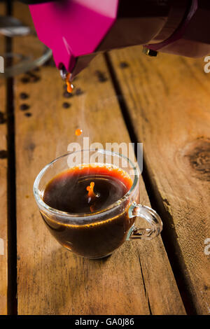 Espresso Kaffee mit Mokka Maschine zu Hause gemacht Stockfoto