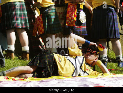 Schottland-Fans entspannen sich in der Sonne in Torshavn, Färöer-Inseln. Stockfoto