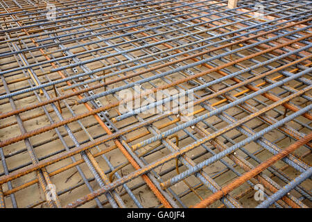 Baustahl Armierungseisen in einem Netz, bevor der Beton gegossen wird. Juli 2016 Stockfoto