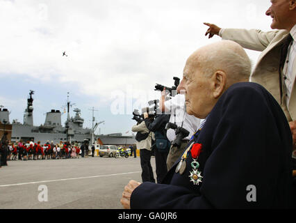 Kriegsveteran feiert 111. Geburtstag Stockfoto