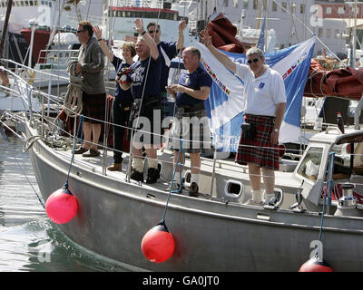 Fußball - Schottland-Fans - Torshavn. Schottland Fans genießen sich in Torshavn, Färöer Inseln. Stockfoto