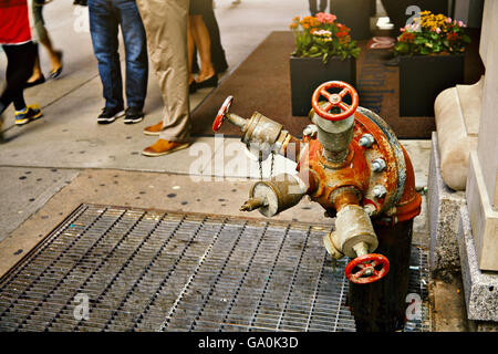 Hydranten auf der Straße in New York Stockfoto