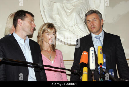 Die Eltern des vermissten Kindes Madeleine McCann, Kate und Gerry treffen den Berliner Bürgermeister Klaus Wowereit im Berliner Rathaus auf der ersten Etappe ihrer 2-Stop-Tour, die auch in Amsterdam stattfindet. Stockfoto