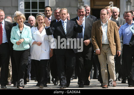 Fine Gael Leader Enda Kenny (Mitte) enthüllt seine neue Parlimentary Party für den 30th Dail im Leinster House in Dublin. Stockfoto