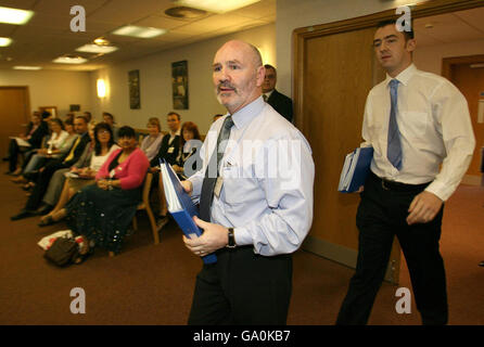 Die Mitglieder des Sinn Fein Polizeivorstandes Alex Maskey (Mitte) und Daithii McKay (rechts) nehmen an der ersten öffentlichen Sitzung des Vorstandes in Belfast Teil. Stockfoto