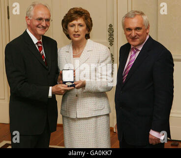 Berie Ahern und Präsident McAleese präsentieren dem TD der Grünen, John Gormley (links), sein Amtsensiegel, als er neuer Umweltminister in Aras an Uachtarain in Dublin wird. Stockfoto