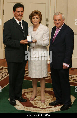 Berie Ahern und Präsident McAleese präsentieren dem TD Eamon Ryan der Grünen Partei sein Amtsensiegel, als er neuer Kommunikationsminister bei Aras an Uachtarain in Dublin wird. Stockfoto