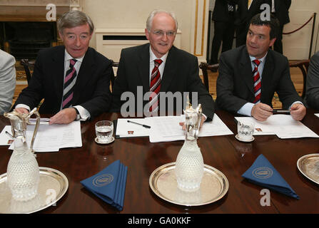 Die Minister Seamus Brennan (links), John Gormley und Noel Ahern (rechts) nehmen an der ersten Kabinettssitzung des 30. Dail in Aras an Uachtarain in Dublin Teil. Stockfoto