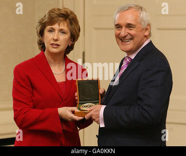 Taoiseach Berie Ahern erhält sein Amtssiegel von Präsidentin Mary McAleese in ihrem Wohnsitz in Aras an Uachtarain (Büro des Präsidenten) in Dublin. Stockfoto