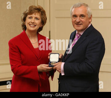 Taoiseach Berie Ahern erhält sein Amtssiegel von Präsidentin Mary McAleese in ihrem Wohnsitz in Aras an Uachtarain (Büro des Präsidenten) in Dublin. Stockfoto