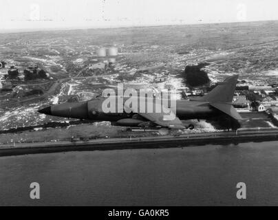 Undatierte Aufnahme von Squadron Leutnant Charlie Cantan in Sea Harrier über Port Stanley kurz nach Waffenstillstand. Stockfoto