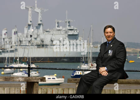 PA-Foto vom 12/06/2007 des ehemaligen Ingenieurs der Royal Navy Derek 'Smokey' Cole vor der pensionierten HMS Intrepid in Portsmouth Harbour. Herr Cole diente an Bord des Sturmschiffs während des Krieges in Falkland vor 25 Jahren. Stockfoto