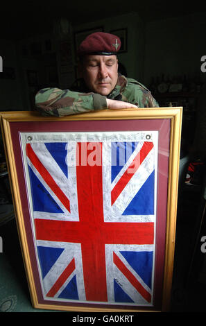 PA-Foto vom 12/06/2007 von Falklands-Kriegsveteran Dave Brown, der mit 2 para in den Falklands mit einer Unionsflagge diente, die er von zahlreichen Falklands-Veteranen und Verwandten der im Konflikt Getöteten unterzeichnet hatte. Er umrahmte die Fahne und sie hängt jetzt in seinem Haus in Bradford. Stockfoto