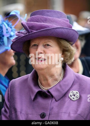 Baroness Margaret Thatcher kommt zu einem Gedenkgottesdienst zum Gedenken an den 25. Jahrestag des Falklands-Konflikts in der Falkland Islands Memorial Chapel in Pangbourne, Berkshire, Stockfoto