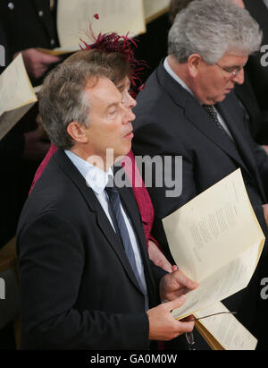 Der britische Premierminister Tony Blair, seine Frau Cherie und Verteidigungsminister des Brown nehmen an einem Gottesdienst zum 25. Jahrestag des Endes des Falklandkonflikts in der Falkland Islands Memorial Chapel in Pangbourne, England, Teil. Stockfoto