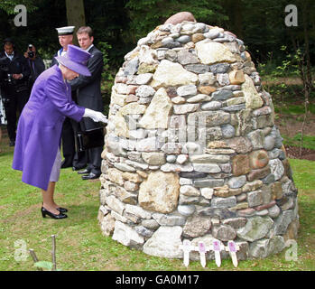 Falklands 25 Jahre...HM die Königin besucht einen Gedenkgottesdienst in der Falkland Kapelle in Pangbourne Berkshire. Stockfoto