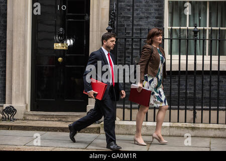 London, UK. 27. Juni 2016. Nicky Morgan und Stephen Crabb lassen 10 Downing Street nach einer Kabinettssitzung, Austritt zu diskutieren. Stockfoto