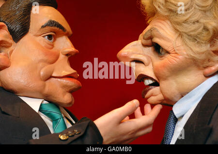 Marionetten des Schatzkanzlers Gordon Brown (links) und der ehemaligen Premierministerin Baroness Thatcher (rechts) sind bei Bonhams Auktionatoren im Zentrum von London zu sehen. Stockfoto