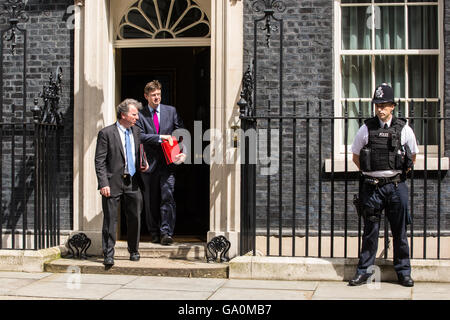 London, UK. 27. Juni 2016. Oliver Letwin und Greg Clark lassen 10 Downing Street nach einer Kabinettssitzung, Austritt zu diskutieren. Stockfoto