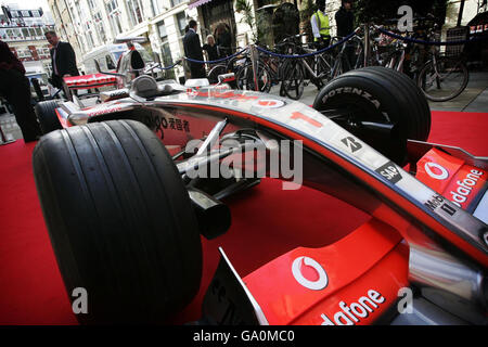 Anlässlich des F1-Sieges stellt McLaren ein Mercedes-Rennwagen-Modell aus, gesponsert von der spanischen Bank Santander, beim spanischen Straßenfest A Taste of Spain, nahe der Regent Street, im Zentrum von London. Stockfoto