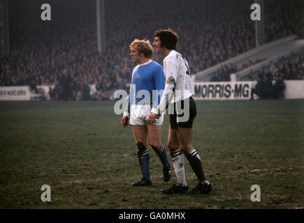 Francis Lee von Manchester City ist vom Derby County's Roy gekennzeichnet McFarland Stockfoto