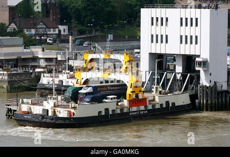 Transport - Wasser - Die Woolwich Fähre - London. Eine allgemeine Ansicht der Woolwich Ferry auf der Themse, London. Stockfoto