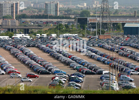 Branchenbestand. Eine allgemeine Ansicht des Ford-Automobilwerks in Dagenham, Essex, von der Themse aus. Stockfoto